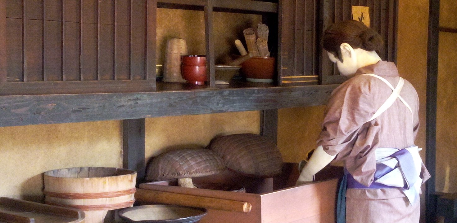 朝食の後片付けをする女中