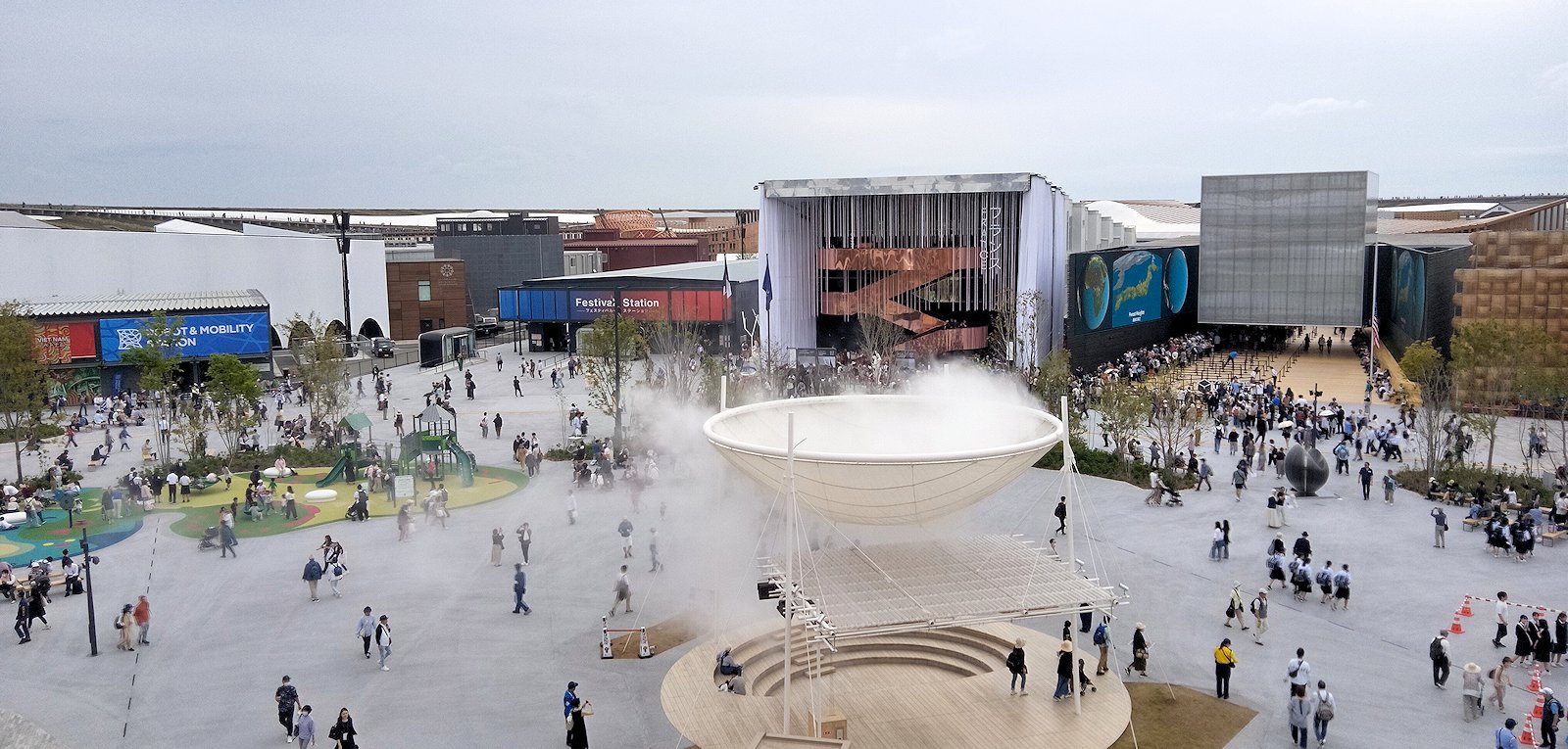 �����̓t�����X�ف@���̉E���̓A�����J��