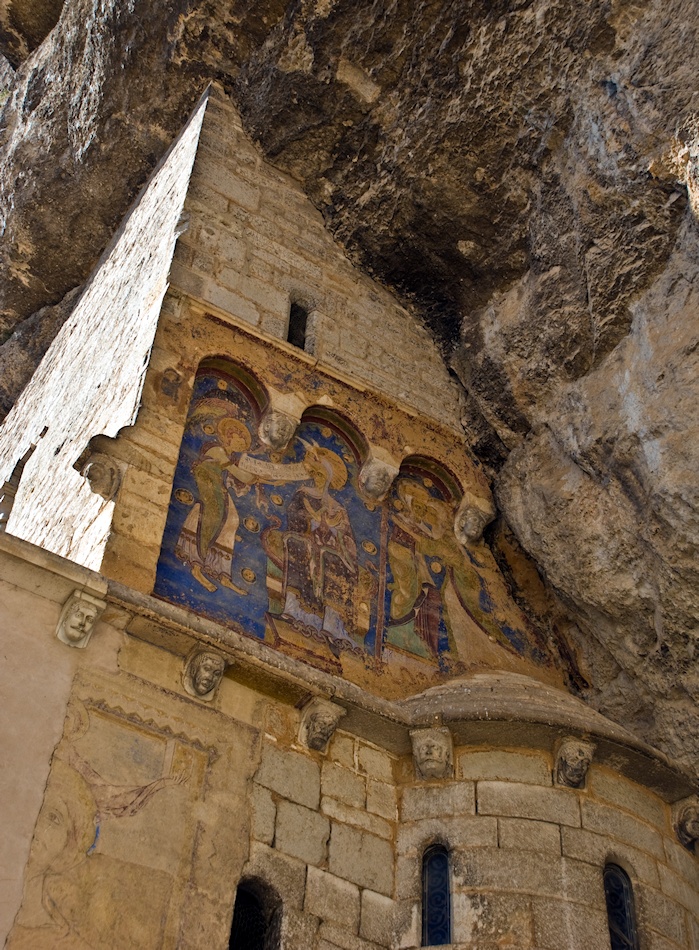 サン・ミシェル礼拝堂のフレスコ画（１２世紀水彩）　　右端が聖母マリア